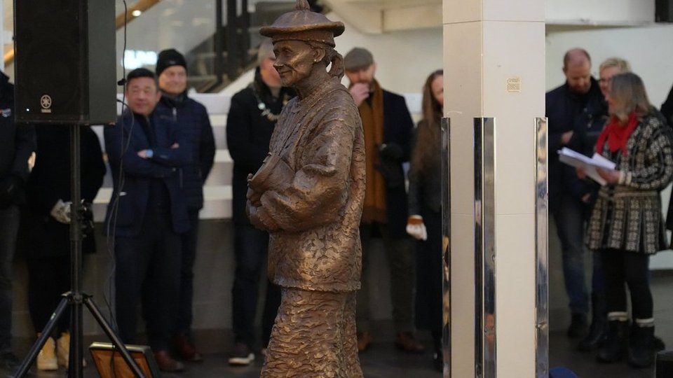 Statue of Shirley Bootolfsen Bodø