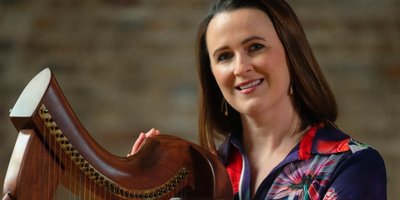 Síle Denvir playing the harp