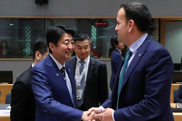 An Taoiseach Leo Varadkar (R) meeting the Prime Minister of Japan, Shinzo Abe (L),  at the 12th ASEM Summit, 18 October, 2018