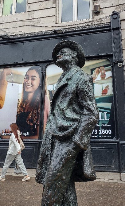 A photo of James Joyce's statue in Dublin