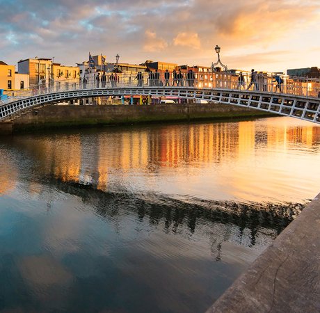 Carranna á dtiomáint ar Bhealach Chlochán an Aifir ar an gCósta, leis an bhfarraige ar chlé agus na sléibhte ar dheis.