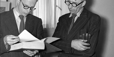 Anthony Cronin and Patrick Kavanagh leafing through book, Michael Scott's house, Bloomsday, Sandycove, Co. Dublin