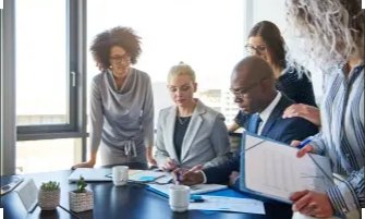 Eine Gruppe Menschen bei einbuem Business Meeting