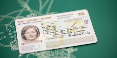 An illustration showing an acceptable size for a passport photo.