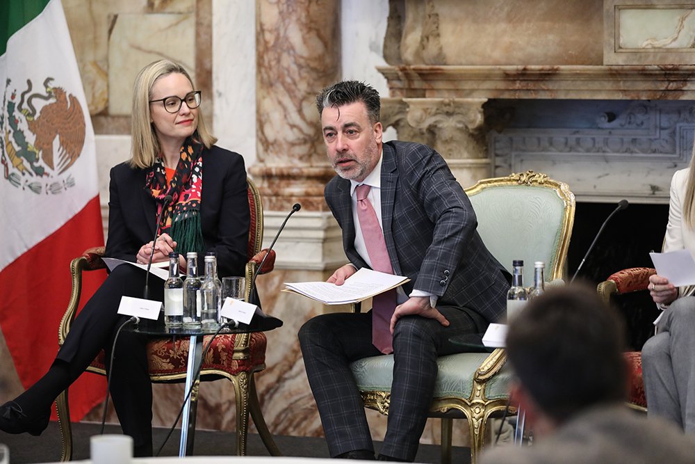 Ruairí de Búrca speaking at delegation event