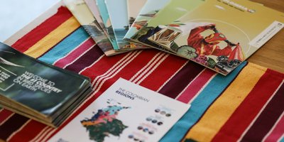 Pamphlets about the Latin American region laid out on traditional cloth