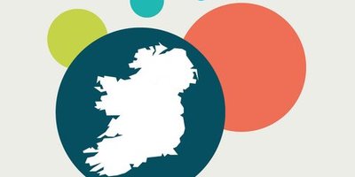 Eine Irlandkarte in einer grünen Blase neben grünen, blauen und orangen Blasen.