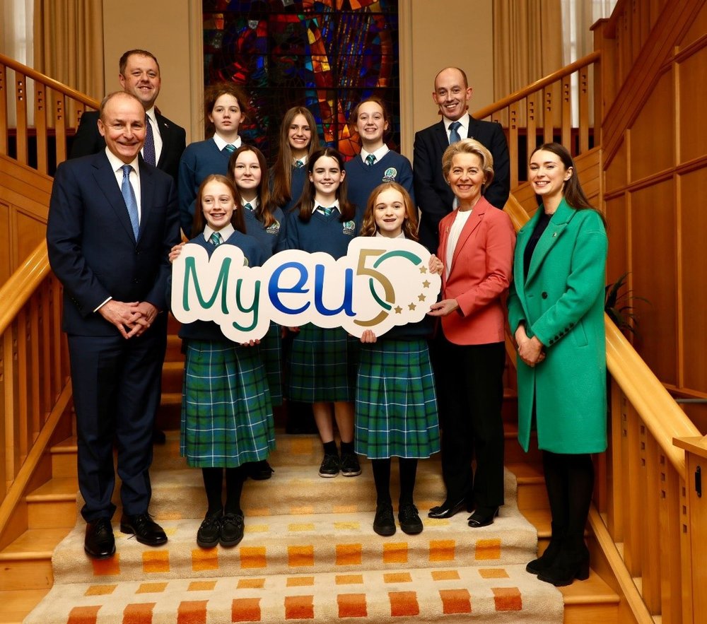 Second level winners Gaelcholáiste Maigh Nuad with (former) Taoiseach Micheál Martin TD, (former) Minster of State for European Affairs, Thomas Byrne TD and President of the European Commission H.E. Ursula von der Leyen
