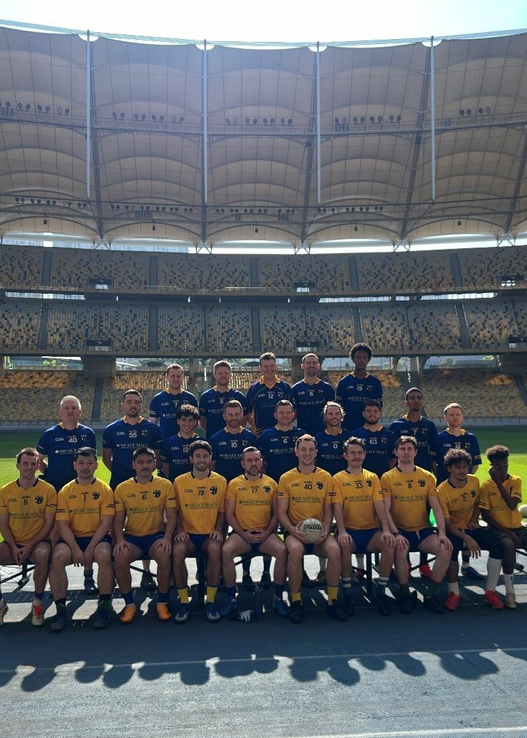 Orang Éire mens team smile in the stadium