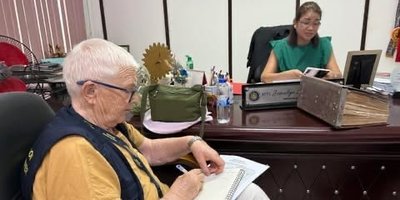 Órla meeting with an official from the Philippine Electoral Commission