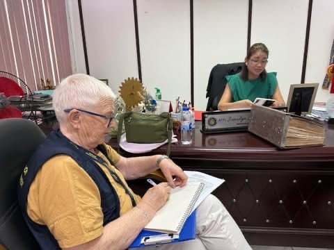 Órla meeting with an official from the Philippine Electoral Commission