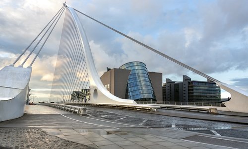 Die Samuel Beckett Brücke in Dublin mit dem Konferenzzentrum im Hintergrund