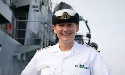 Un capitaine de navire sur le pont